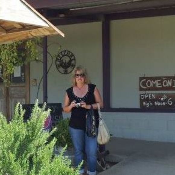 Meet your Posher, Lori - Picture 1 of 1